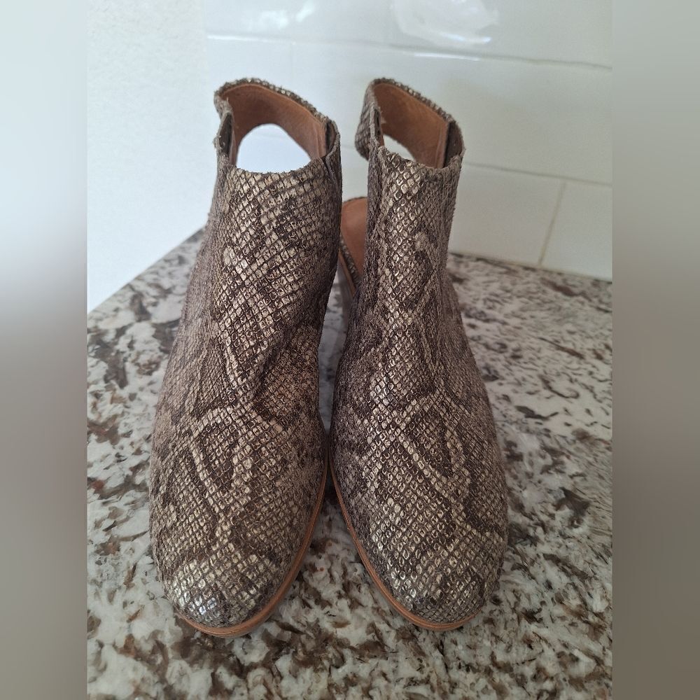 Gentle Souls Leather reptile print brown heel shoes size 9M
